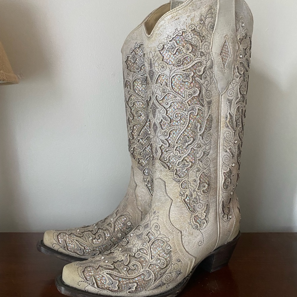 Corral Women’s White Glitter Inlay boots.